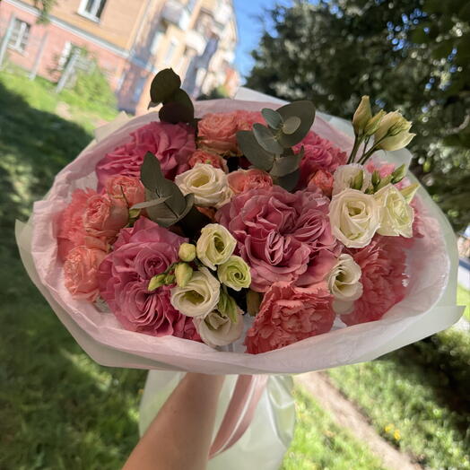 Микс букет с пионовидными и кустовыми розами, диантусами и эустомой