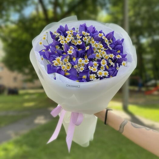 Букет из ирисов с ромашками