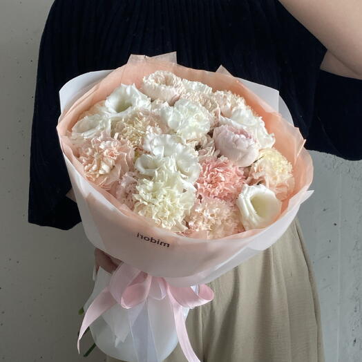 Нежно розовый букет с лизиантусами и пионовидными кустовыми розами 🎀