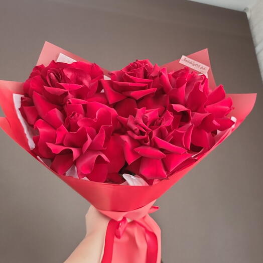 Букет из ажурных бордовых роз
