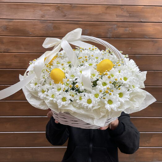 Сборная композиция из кустовой хризантемы, ромашки, декоративных лимонов