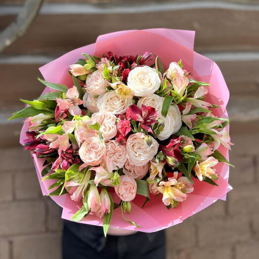Букет из альстромерии и кустовой розы🌸