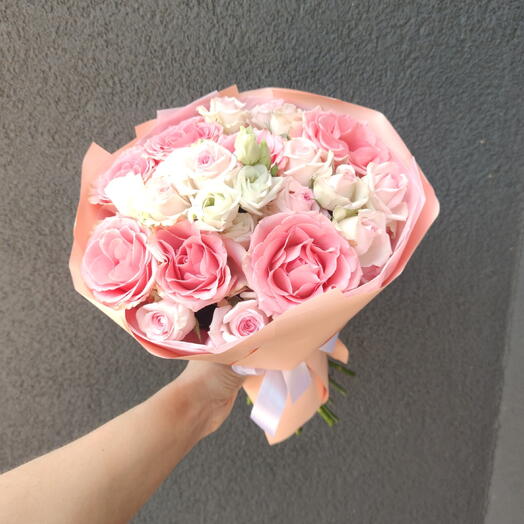 Букет-комплимент с розами и лизиантусами💕