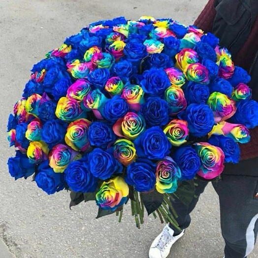 Букет из синих и радужных роз . 101 Роза