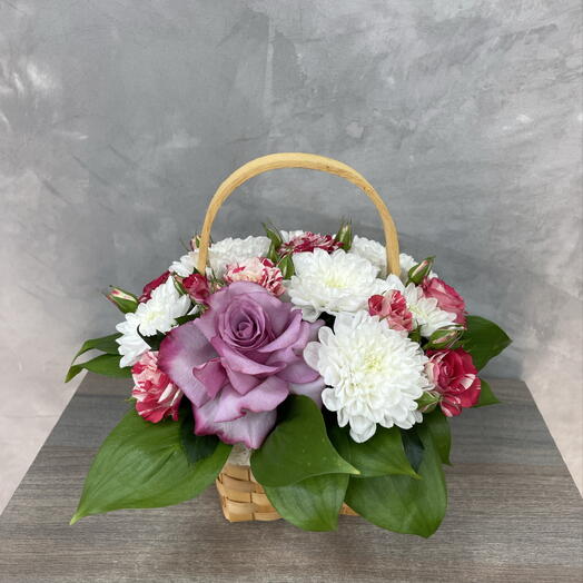 Композиция из роз, хризантемы, рускуса