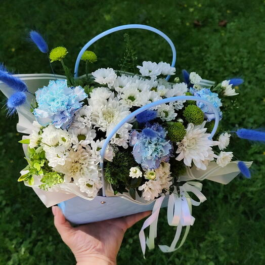 Композиция цветочная из хризантемы, гвоздики, Сантини, лагуруса