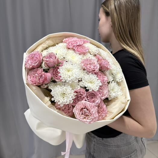 Букет из розовых кустовых роз 4шт и белых кустовых хризантем Алтай 5шт