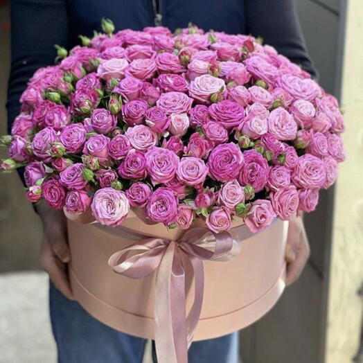Композиция в коробке из кустовых роз
