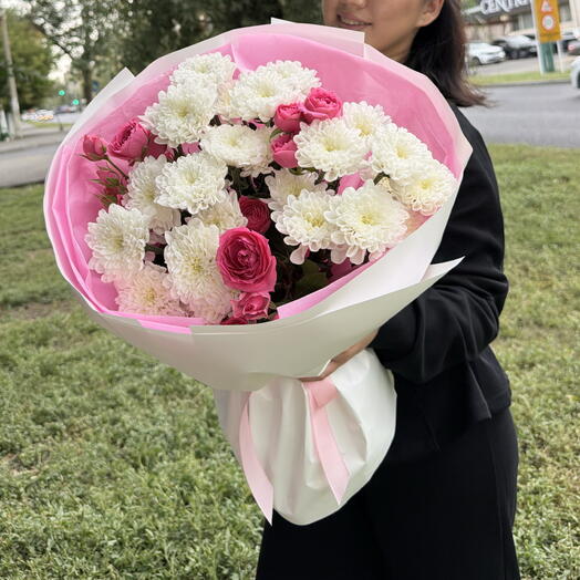 Bouquet of chrysanthemums and spray roses