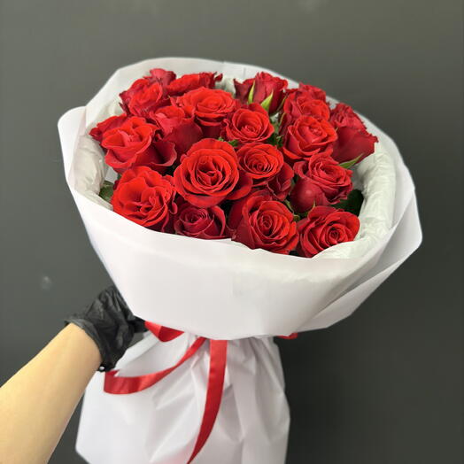 25 кенийских алых роз