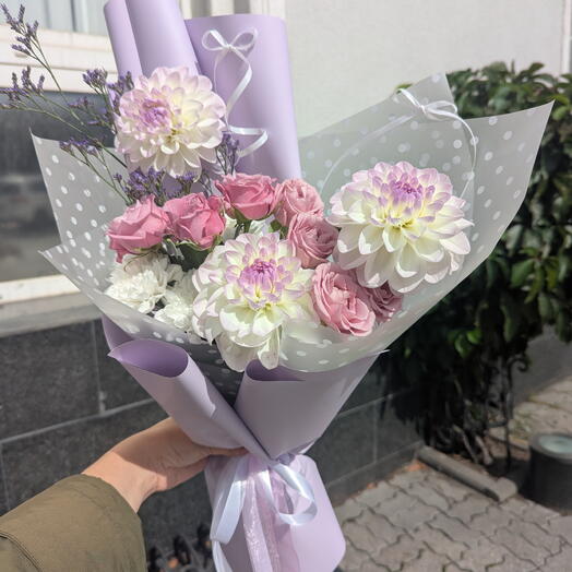 Букет "Кокетка" из георгинов, кустовой розы, лимониума и кустовой хризантемы 💜