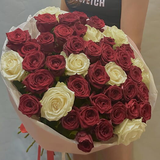 Букет из 43 красных и белых роз