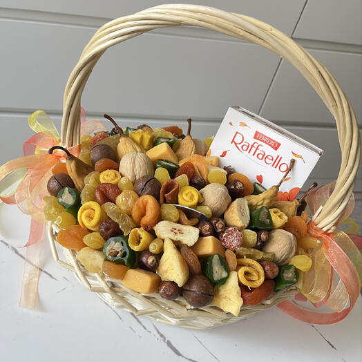 Корзинка с сухофруктами