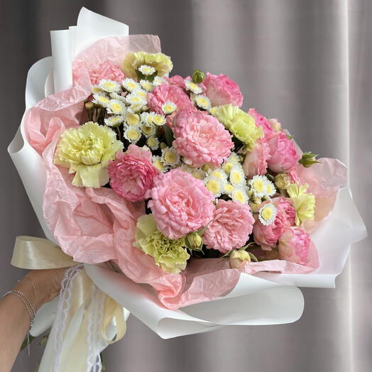 Букет из кустовых пионовидных роз, ромашек и диантусов