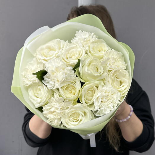 Белые розы с диантусом