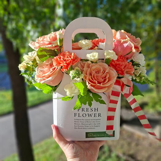 Цветочная композиция «Fresh Flower» с розами, гвоздиками и антиринумом