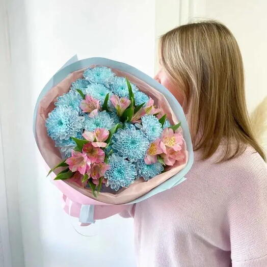 Сизая хризантема и розовая альстромерия