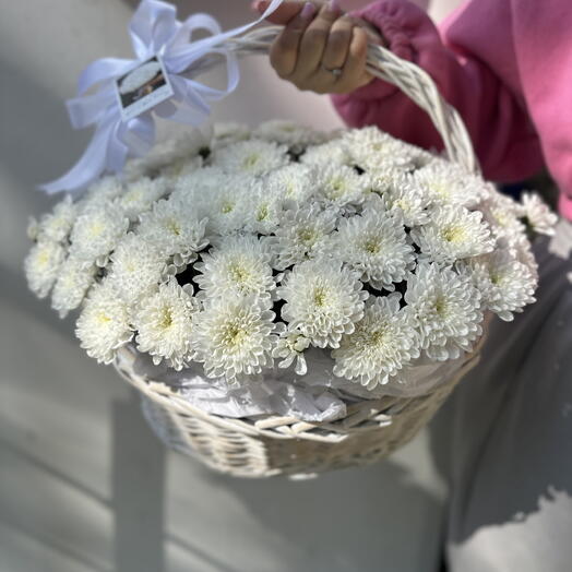 Корзина из белых хризантем