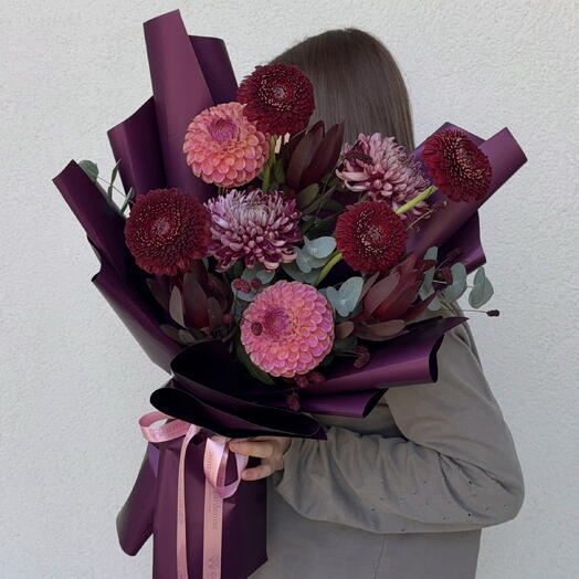Букет осенний с георгинами, хризантемами «бигуди», леукадендронами и герберами