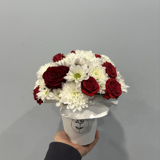 Композиция из красных роз и хризантем