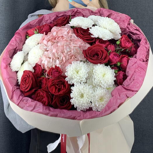Букет с красной кустовой розой и гортензией ️🎀