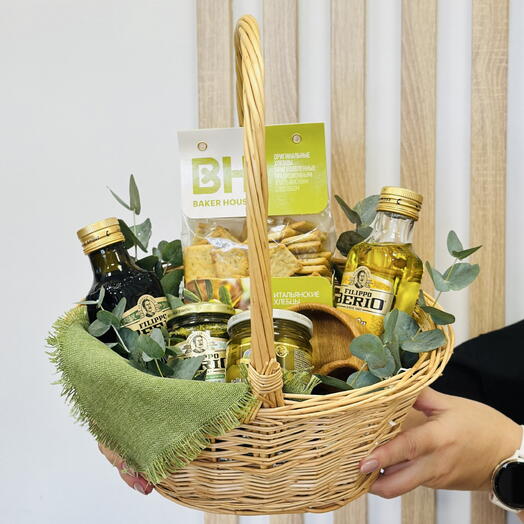 Подарочная продуктовая корзина «Вкусы Италии» с эвкалиптом и менажницей