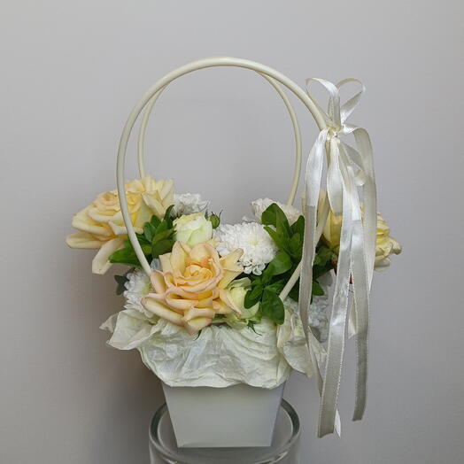 Композиция с жёлтыми розами и хризантемой в сумочке 🌼