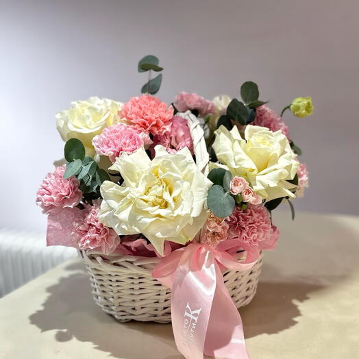 Корзинка с французскими розами, диантусами, эвкалиптом