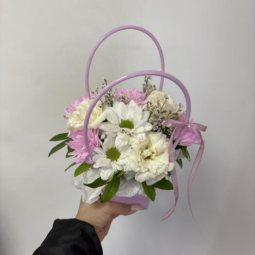 Композиция из хризантем ромашковой, эустомы и лимониума