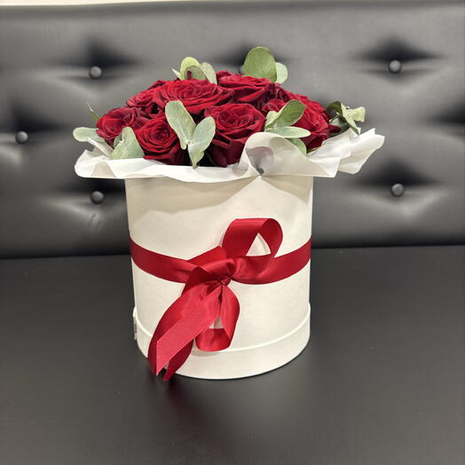 Красные розы с эвкалиптом в белой коробке 🌹🌹🌹