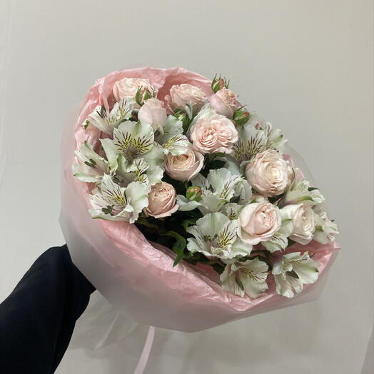 Букет из кустовых роз и альстромерий