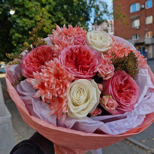 Букет из пионовидных,кустовых роз и хризантемы