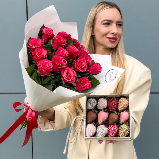Подарочный набор для Любимой. Красные розы и клубника в Бельгийском шоколаде. Набор 780. Leoraflowers