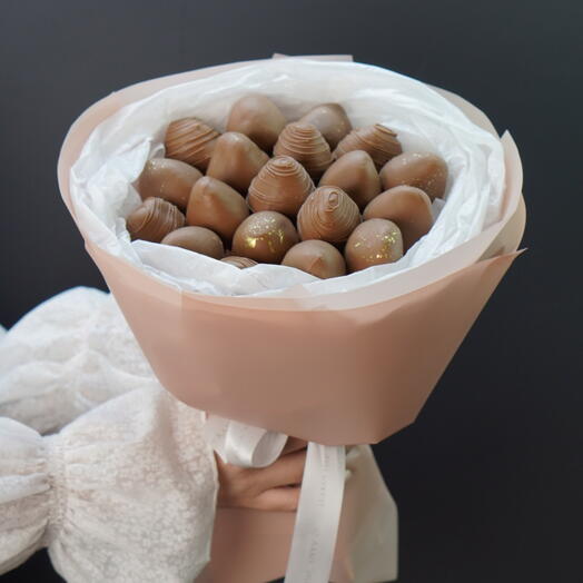 Элегантный букет из клубники в бельгийском молочном шоколаде Callebaut, 19 шт - доза вкусного дофамина
