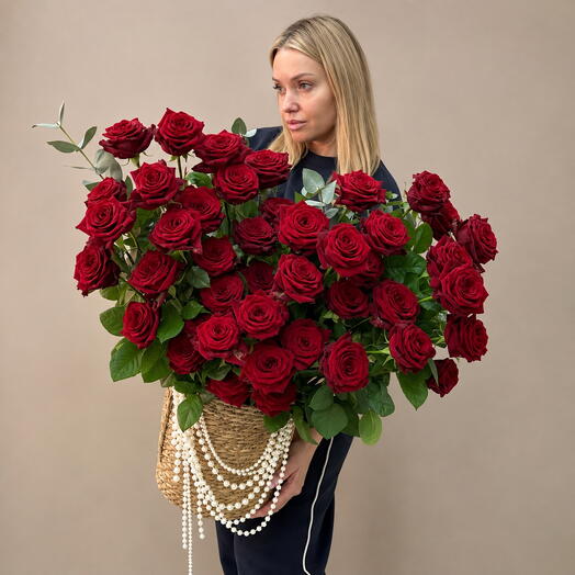 51 Роза в корзине ароматная с эвкалиптом