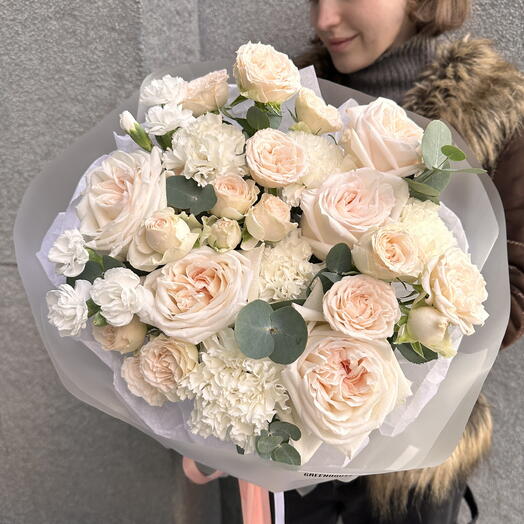 Букет в коробке: кустовая роза Софи, гвоздика, ароматная роза Вайт Охара, кустовая гвоздика, эвкалипт
