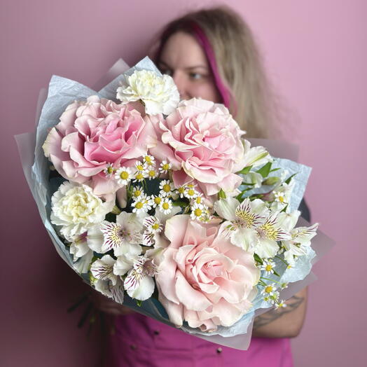 Букет с ромашками и нежными розами