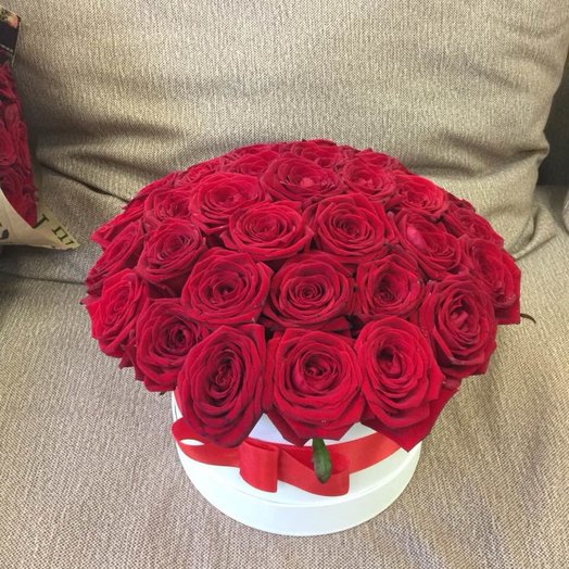 Roses in hatbox