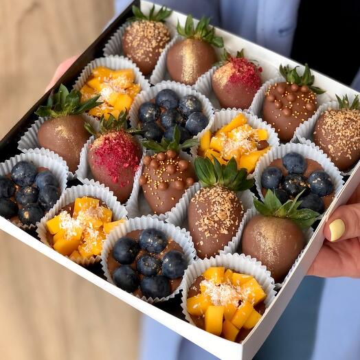 Фрукти і ягоди в молочному шоколаді "Berry Kingdom with mango"