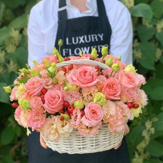 Корзина с цветами Luxury Flowers Коралл