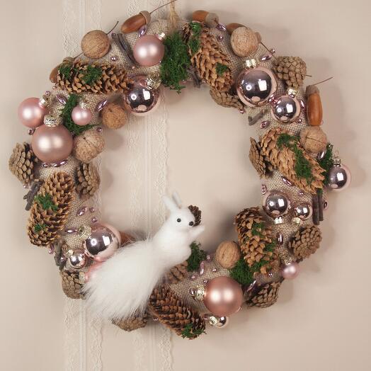 Венок ручной работы с белкой и шишками