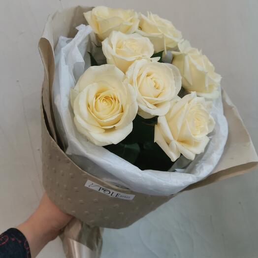 7 white roses