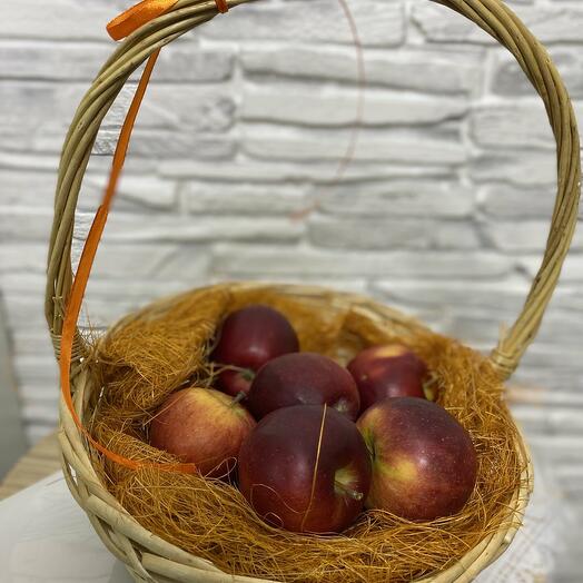 Корзина с яблоками