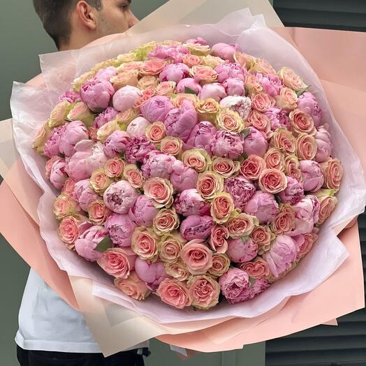 Шикарный букет с пионами и розами