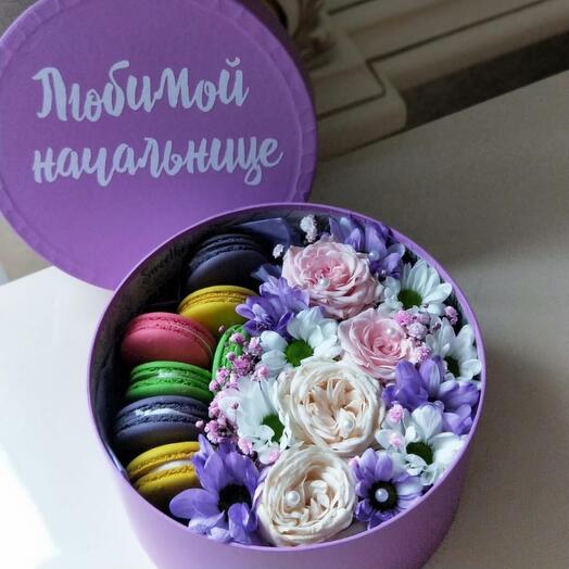 Подарок любимой начальнице цветы розы кустовые хризантемы гипсофила с печеньем макарони