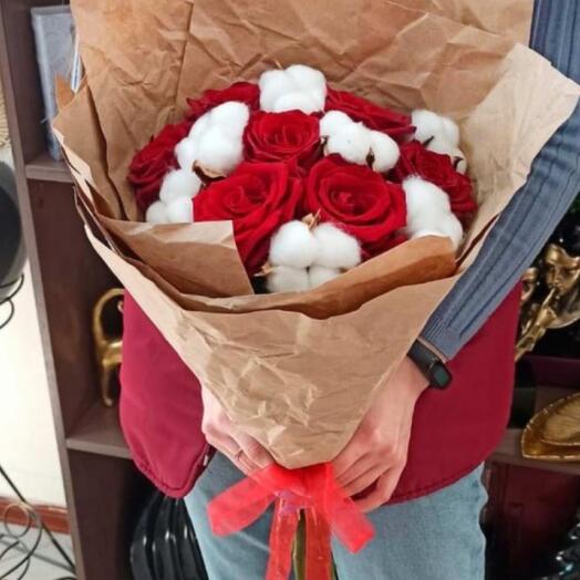 Красные розы с хлопком в букете