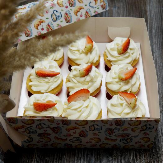 Juego de 9 cupcakes con confitería de fresa