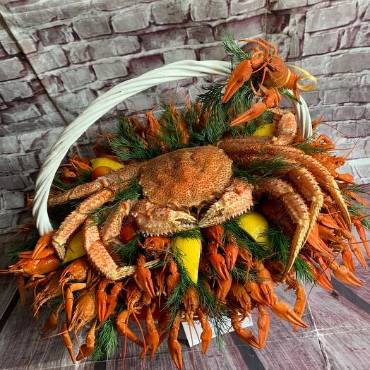 Корзина с раками и крабом