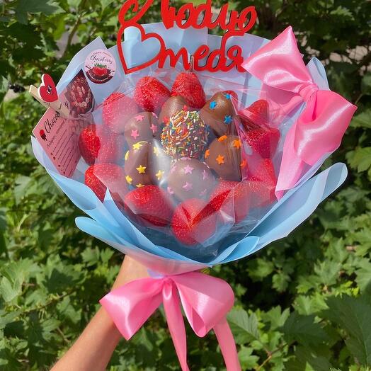 Bouquet of strawberries in chocolate "Malvina"