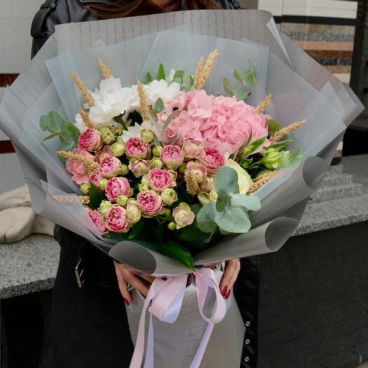 Ramo con hortensias y rosas de arbusto